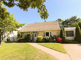 27 Plymouth Rd, Massapequa, NY 11758