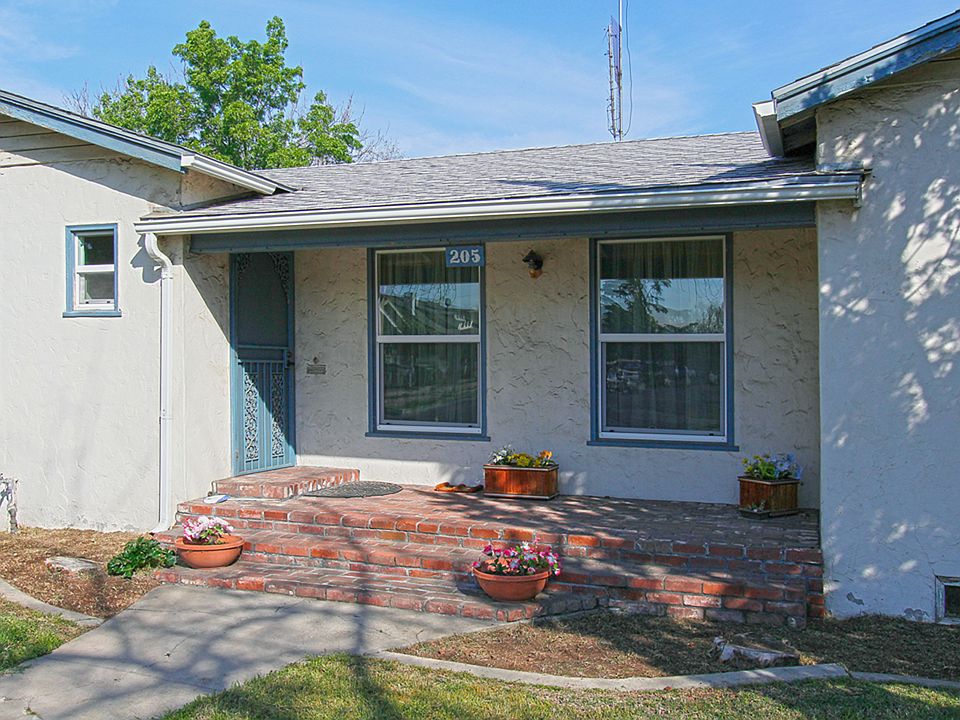 1st image of 205 E Dennett Ave