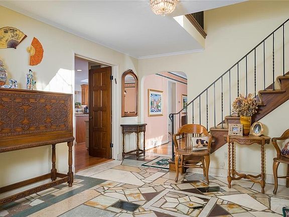 2nd image of 32 Bradenham Pl