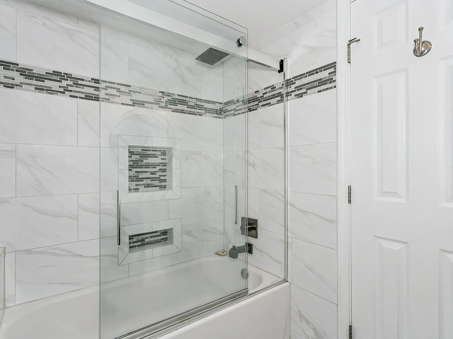 1650 Via De Luna Drive - B3 — Photo 3