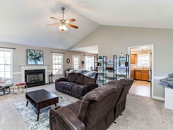 4th image of 40 Carriage Creek Dr