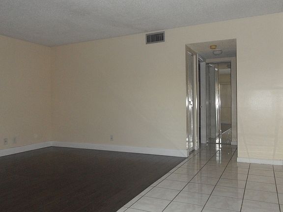 4th image of 9960 Nob Hill Ct