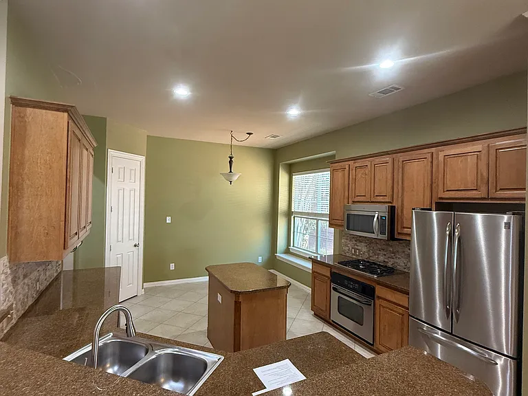 2200 Stone Creek Dr — Photo 8