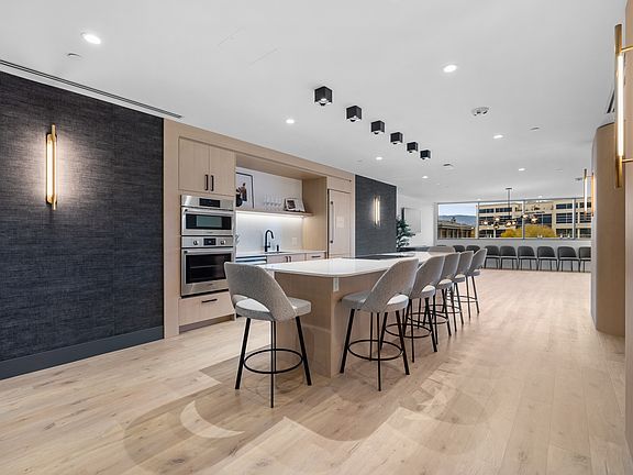 5th image of 3300 Lakeshore Rd #X