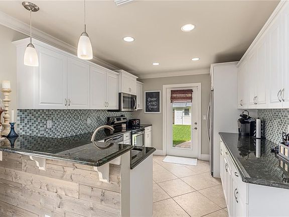 5th image of 1013 SW 35th St