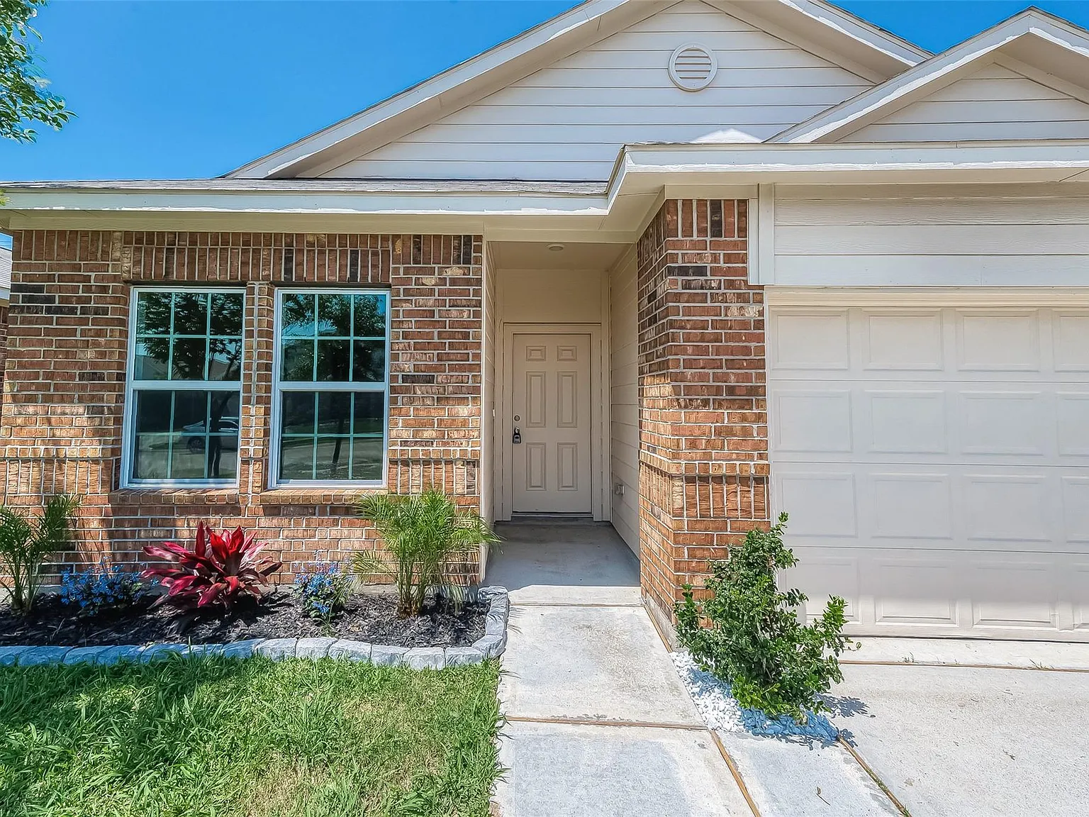 3 bed, 2.0 bath, 1929 sqft, $2,195 — Photo 3