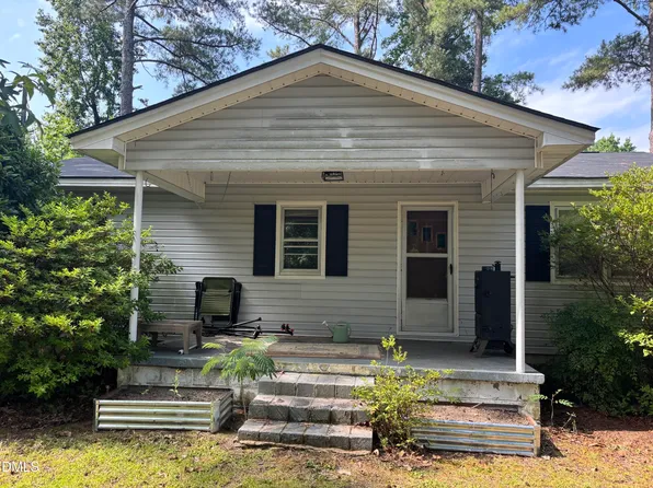 7941 Overhills Rd, Spring Lake, NC 28390