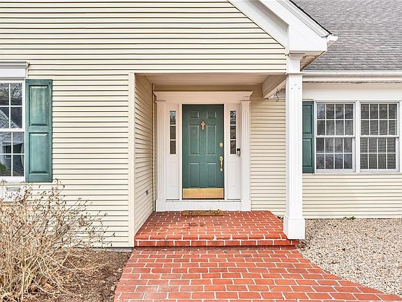 4th image of 15 Jessica Ln