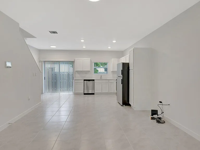 441 NE 1st Dr — Photo 3