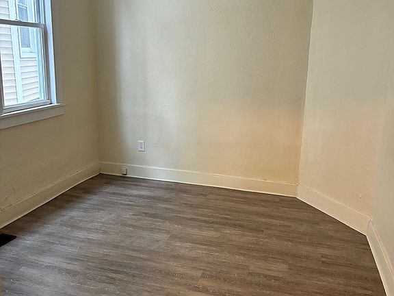 4th image of 148 Barney St #1A
