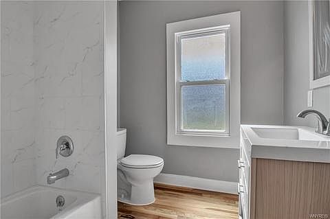 5th image of 270 Loring Ave