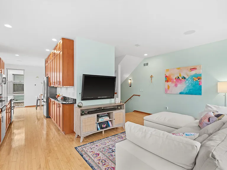 2146 N Commerce St — Photo 1