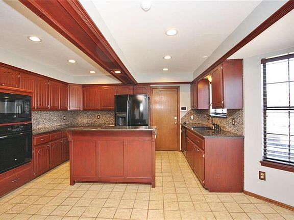 4th image of 2400 Acadia Ct