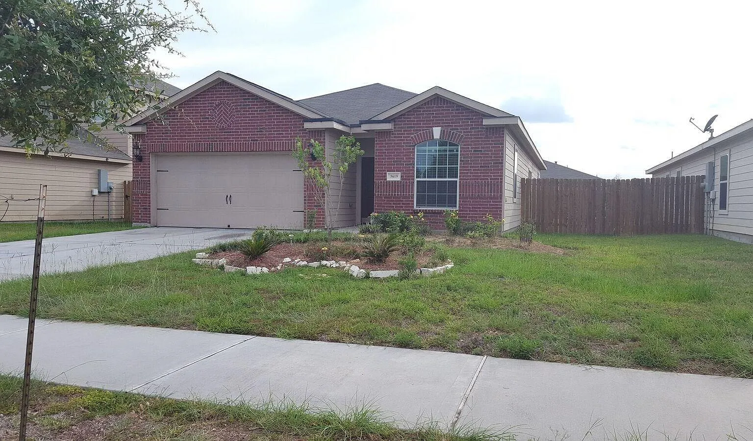 4 bed, 2.0 bath, 1611 sqft, $2,000 — Photo 2