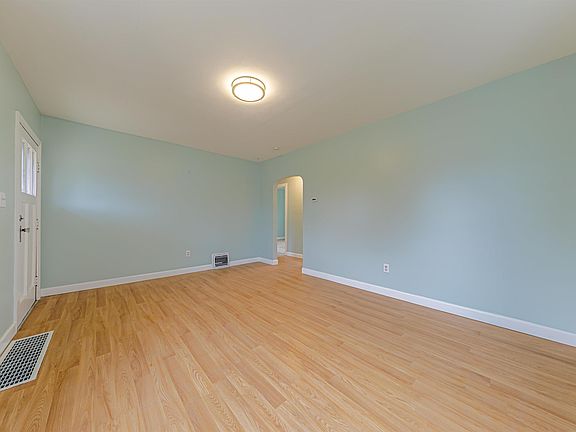 4th image of 916 Meyer Ave