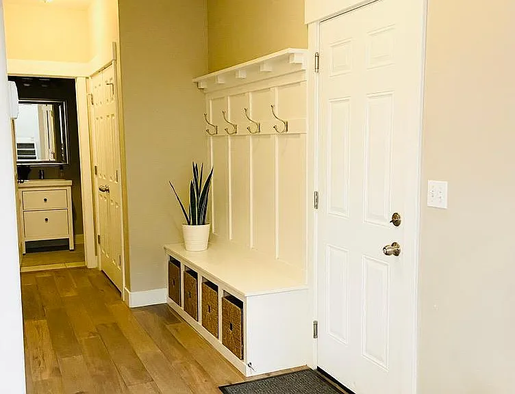 543 W Crenshaw Way — Photo 2