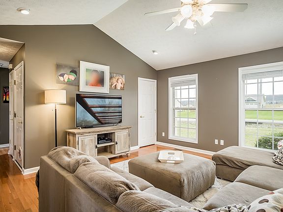 3rd image of 525 Wyndwalker Ln