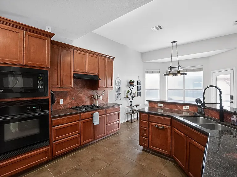 395 Spring Dr — Photo 19