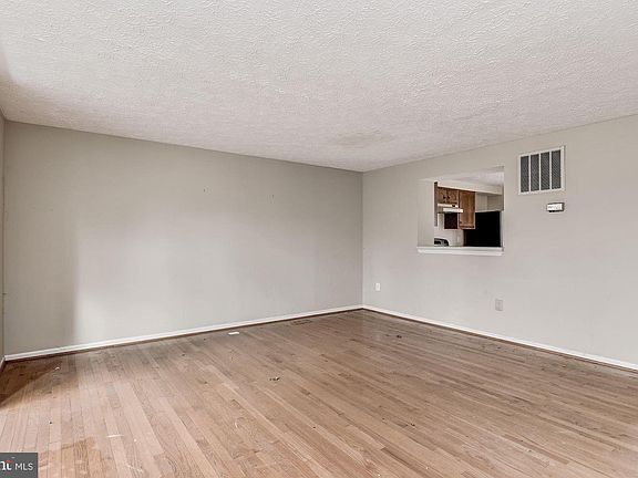 4th image of 348 Hickory Nut Ct