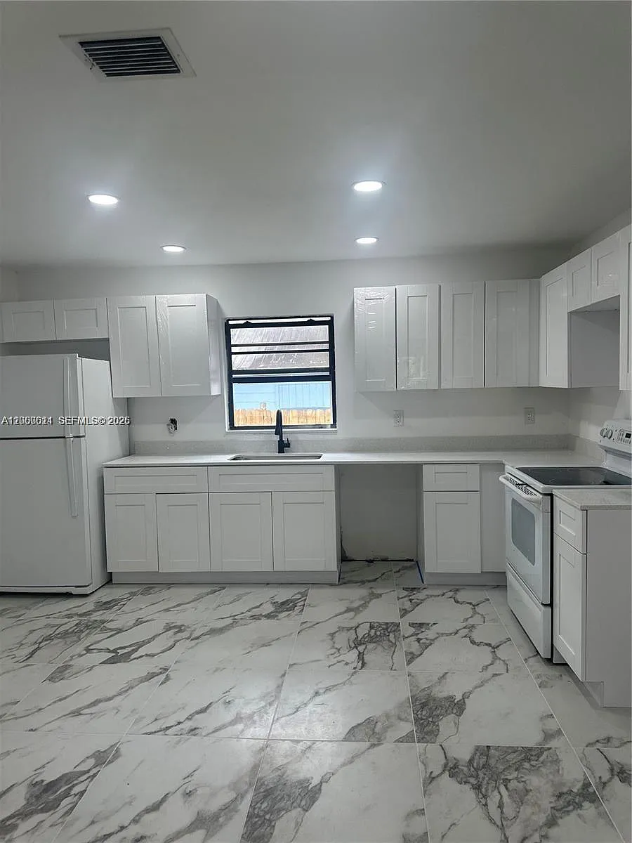 Photo 2 of 18 - 6560 SW 49th St #1 - Davie, FL Building Photo - 6560 SW 49th St #1