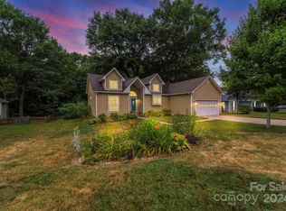 10521 Southern Oak Ct, Charlotte, NC 28214