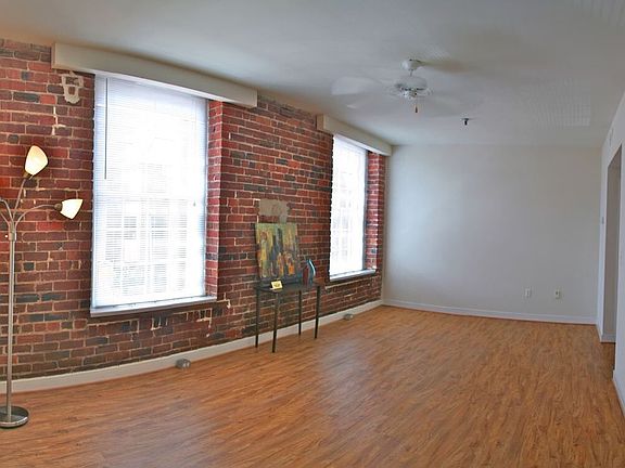 3rd image of 1900 E Franklin St APT 403