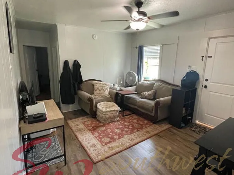 580 Everett St — Photo 4