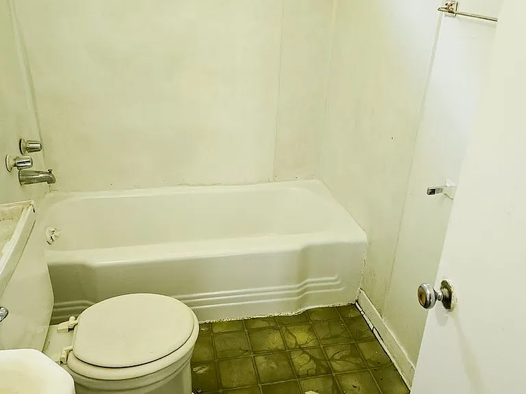 980-982 Oakland Street — Photo 6