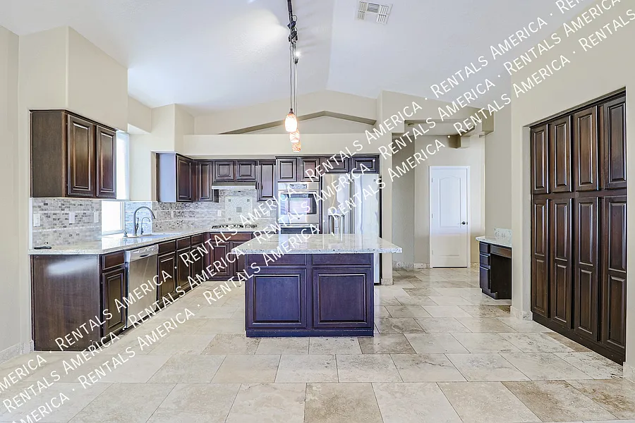 Fabulous 4 Bedroom Home With Beautiful Pool & Spacious 3 Car Garage — Photo 4