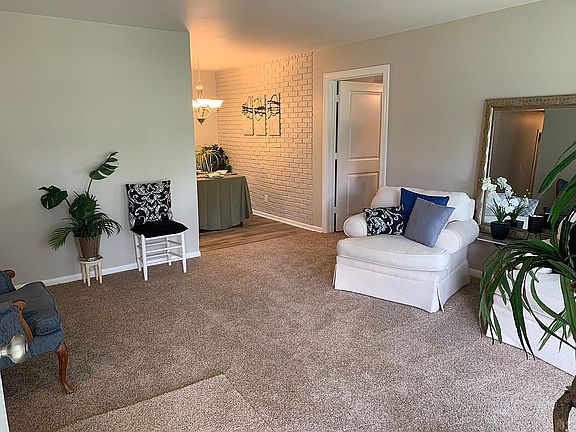 3rd image of 402 King Arthur Ct