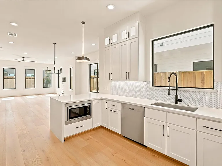1435 Lawrence St — Photo 10