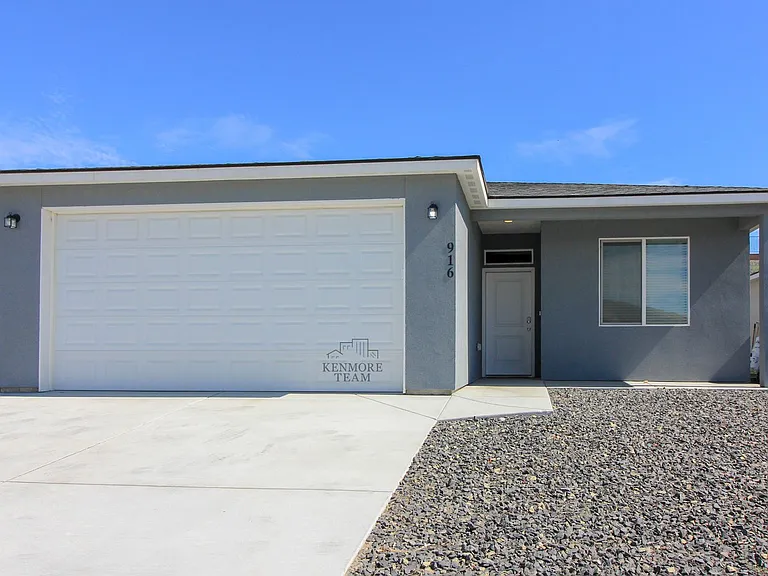 916 Duke Ln — Photo 1