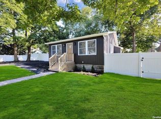 26 Oak St, Lake Grove, NY 11755