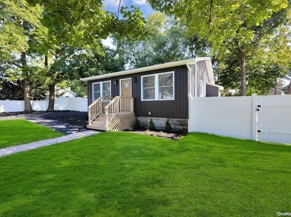 26 Oak Street, Lake Grove, NY 11755