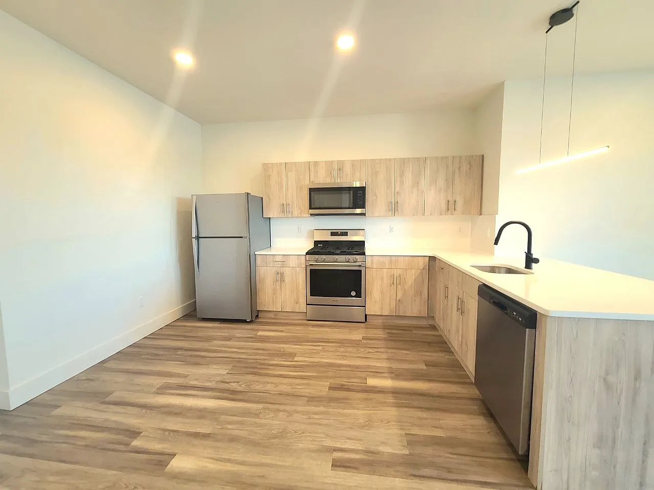 2 bed, 900 sqft, $2,550 — Photo 2