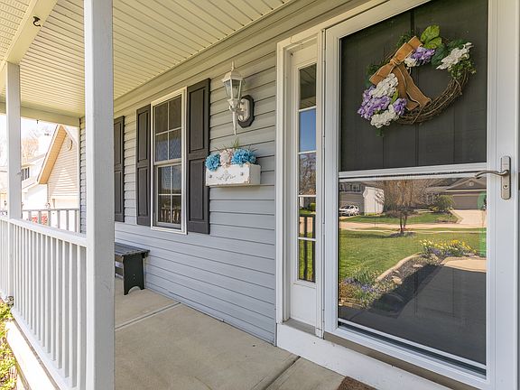 2nd image of 119 Sugarbush Gln