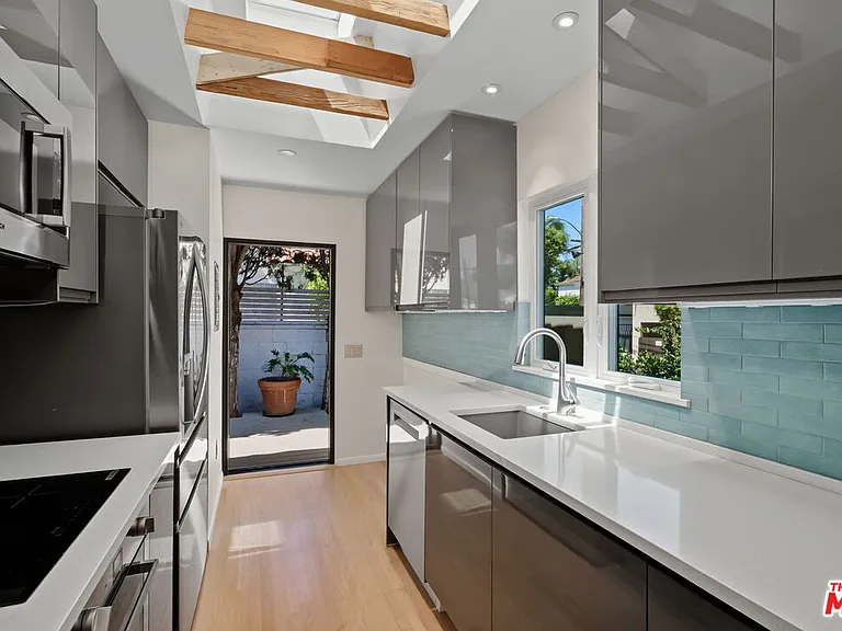 9001 Rosewood Ave — Photo 22