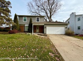1222 Ravenswood Dr, Lansing, MI 48917