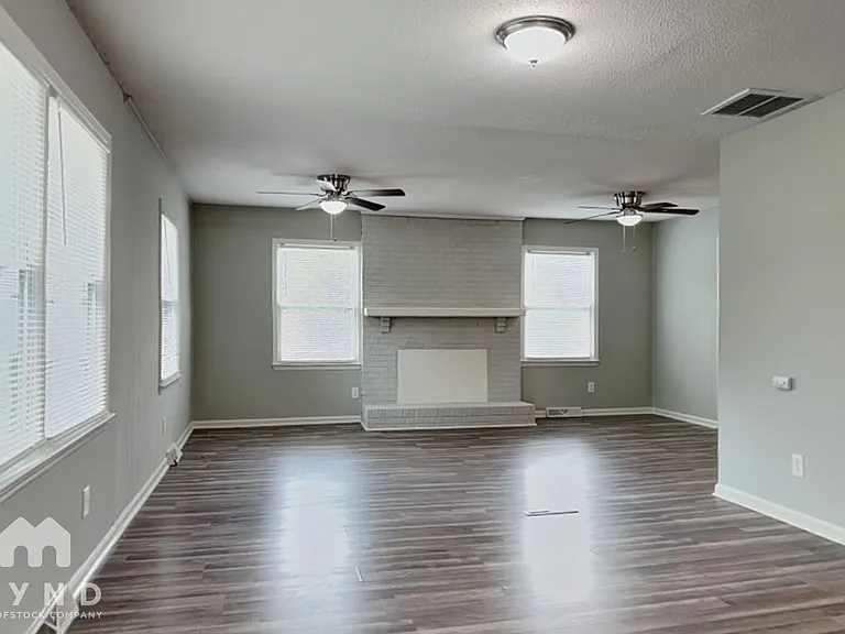 547 Whitethorn Dr — Photo 7