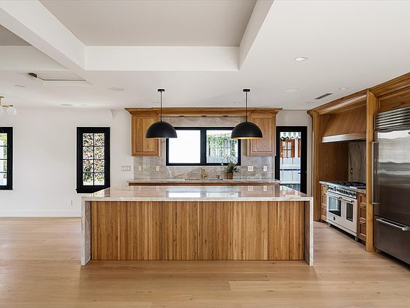 5th image of 216 N Beachwood Dr