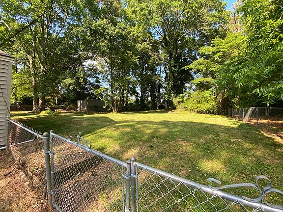 Great backyard! Backs up to Floral Park