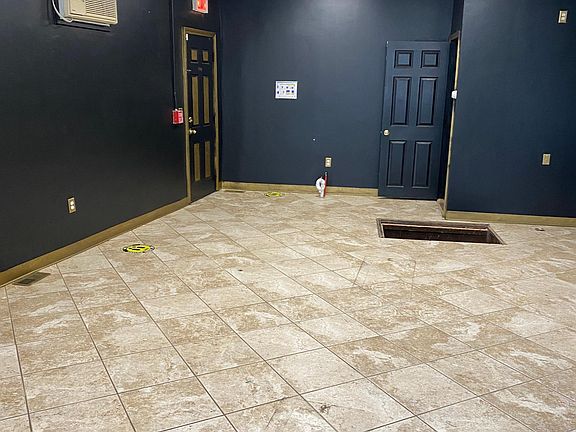 4th image of 1035 Narragansett Blvd
