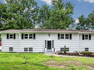 20 Orchard Ct, Chestnut Ridge, NY 10977