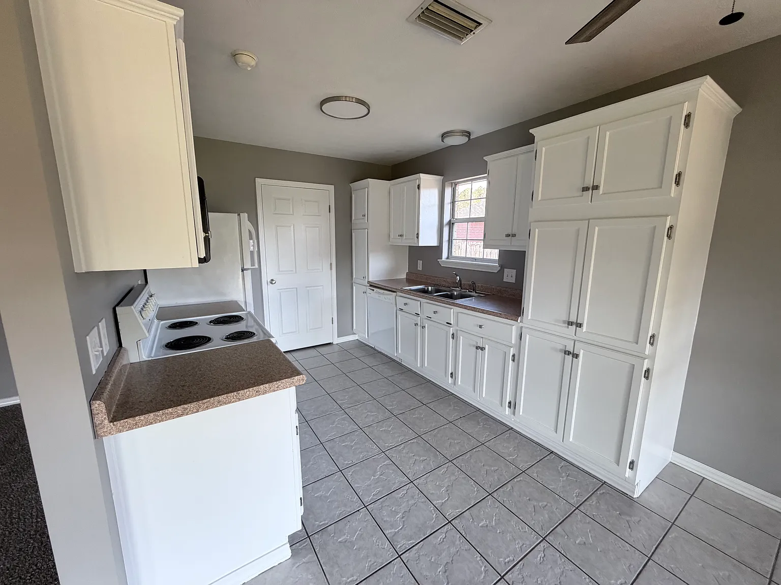 3 bed, 1200 sqft, $1,500 — Photo 4