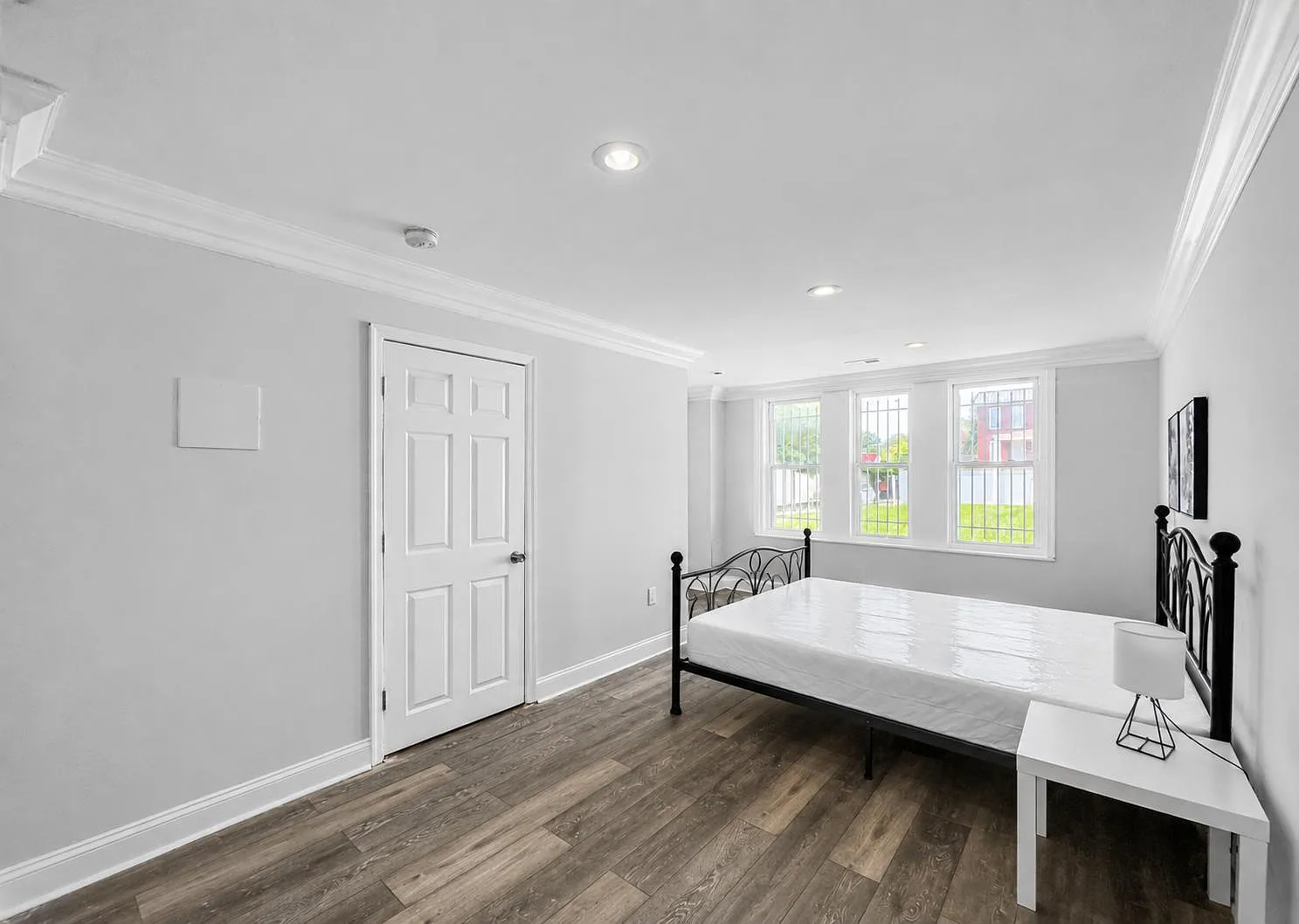 3 bed, 2.0 bath, 2000 sqft, $1,118 — Photo 1