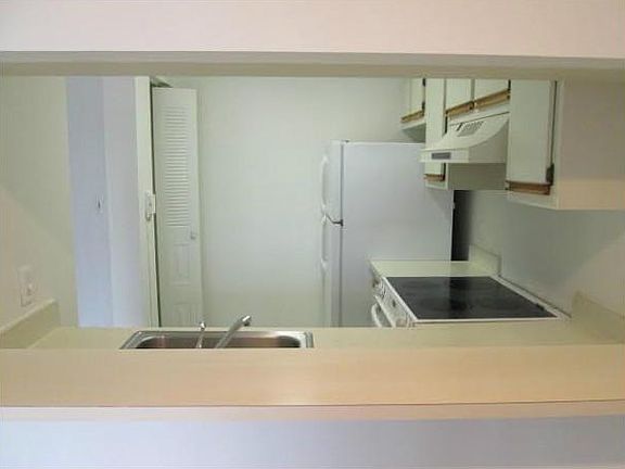 4th image of 1306 The Pointe Dr