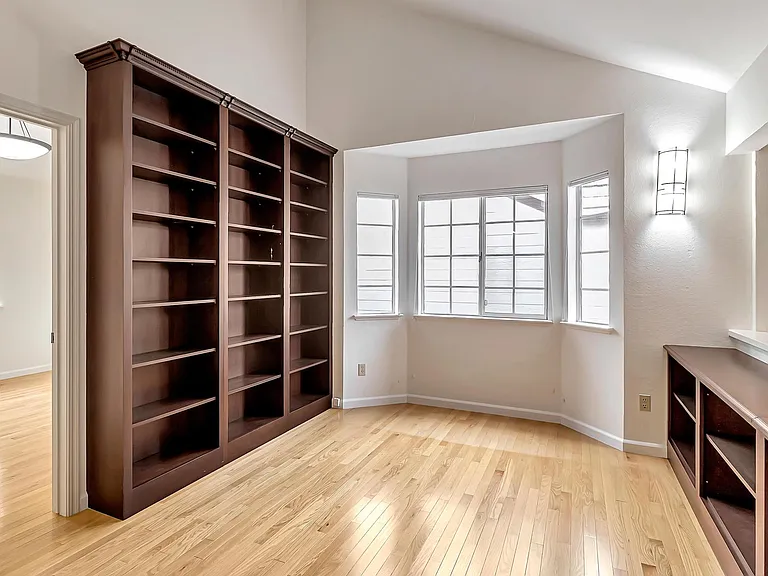 302 Tadley Ct — Photo 17