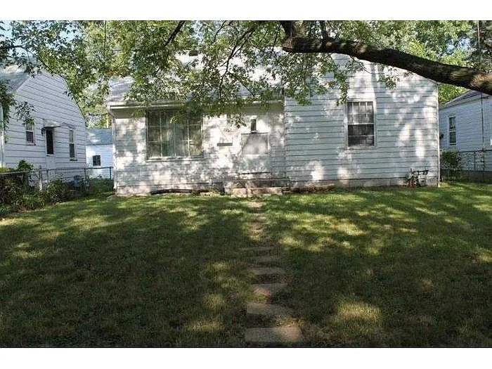 3365 N Chester Ave photo 1