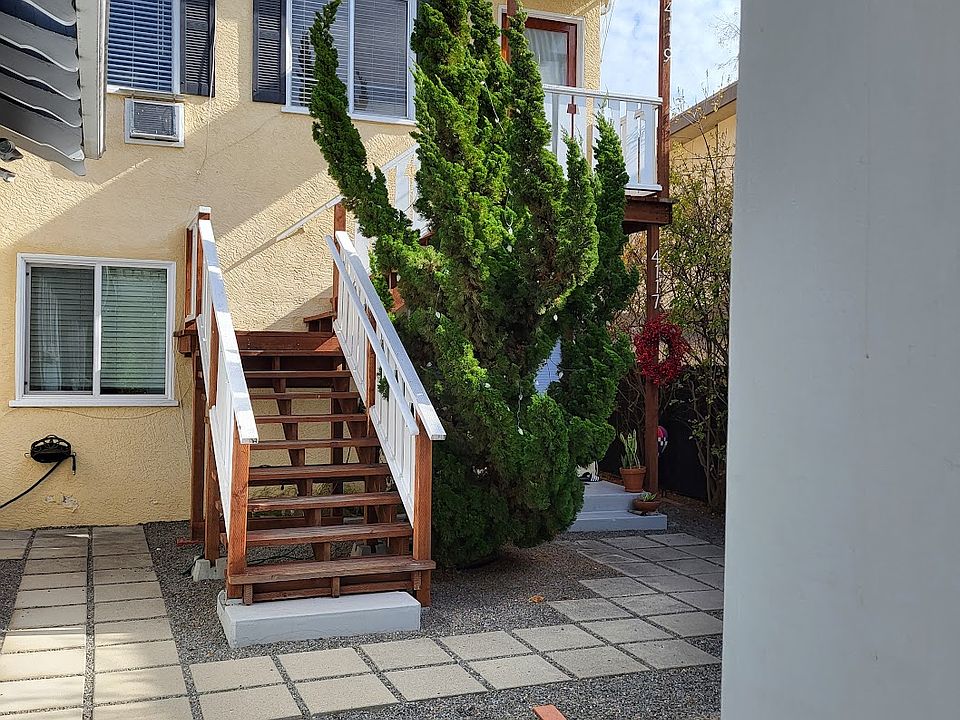 Front area with stairs to unit