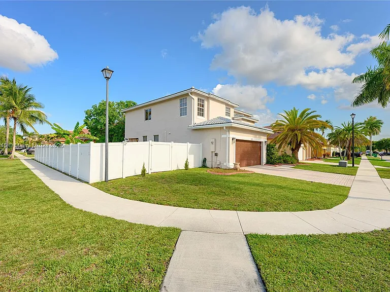5309 SW 133rd Ave — Photo 3